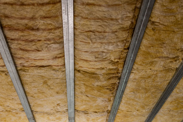 Metalowa konstrukcja stropu z wełną mineralną