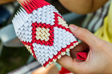 Kobieta tworząca prace origami 3D