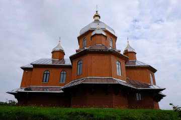Ukraina - drewniana cerkiew ze srebrnymi kopułami © Iwona