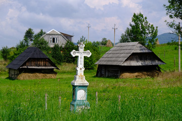 Ukraina, Karpaty - przydrożny krzyż w podgórskiej wiosce