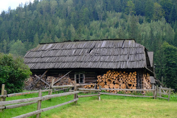 Ukraina, Karpaty, Gorgany - drewniana chata w dolinie w podkarpackiej wiosce