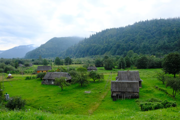 Ukraina, Karpaty, Gorgany - wioska w dolinie u stóp gór