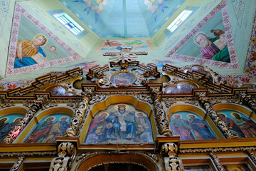 Ukraina, Delatyn - piękne wnętrze drewnianej cerkwi w stylu huculskim