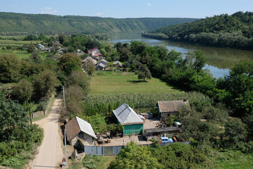 Ukraina, Uścieczko - wieś z ładną zabudową, położona nad Dniestrem © Iwona