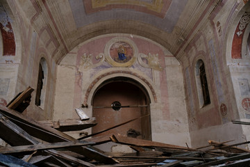 Ukraina,  Uścieczko - wnętrze zrujnowanego kościoła katolickiego z XIX wieku