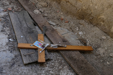 Ukraina - krzyż na podłodze zniszczonego polskiego kościoła (na dawnych ziemiach polskich) - obrazy, fototapety, plakaty