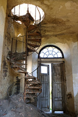 Ukraina - wnętrze zniszczonego polskiego kościoła (na dawnych ziemiach polskich) © Iwona