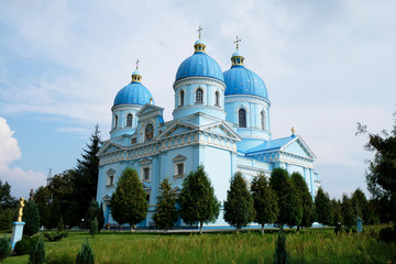 Fototapeta na wymiar Ukraina, Komarno - niebieska cerkiew
