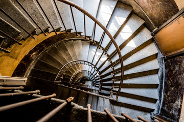 Fototapeta premium Escalier dans un vieil immeuble à Thiers