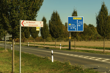 Straßenwegweiser zur Autobahn und für Fahrrad in Dortmund