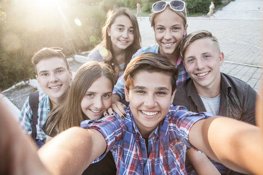 teenagers do selfie