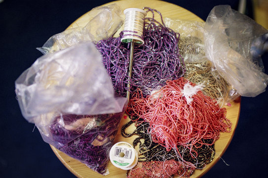 Atelier de broderie haute couture, m&eacute;tier d'art, gros plan