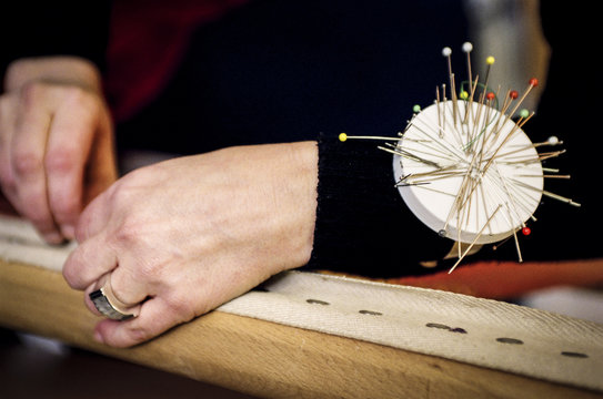 Atelier de broderie haute couture, m&eacute;tier d'art, gros plan