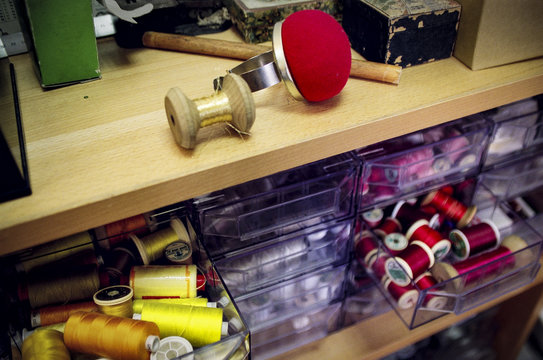 Atelier de broderie haute couture, m&eacute;tier d'art, gros plan