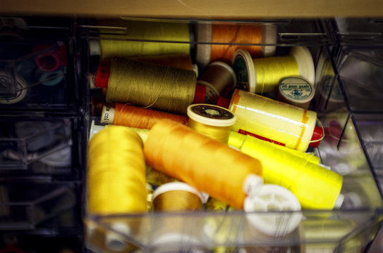 Atelier de broderie haute couture, m&eacute;tier d'art, gros plan