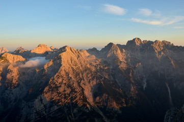 Obraz na płótnie Canvas Scarlet Mountains in the early morning light 