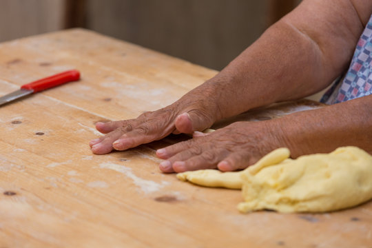 Orecchiette woman from Bari preparing the dough