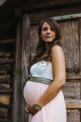 Fototapeta premium Schöne schwangere Frau berührt ihren Bauch