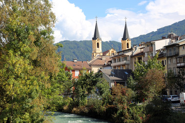 Blick über die Rienz zur Pfarrkirche Maria Himmelfahrt Bruneck