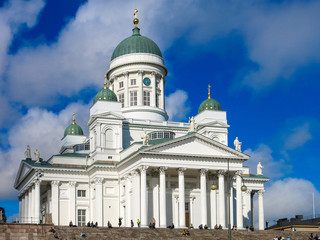 Fototapeta na wymiar Dom von Helsinki mit Wolken und blauem Himmel