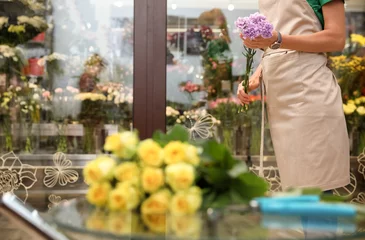 Crédence de cuisine en verre imprimé Fleuriste Fleuriste féminin tenant un beau bouquet dans un magasin de fleurs