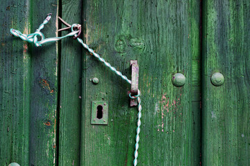 PUERTA VERDE Y CUERDA