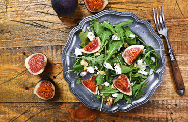 Salad with rucola, figs, feta cheese and walnuts
