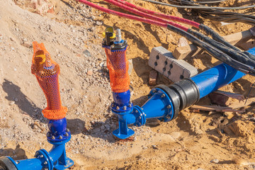 Rohre auf einer Baustelle mit Absperrventil 