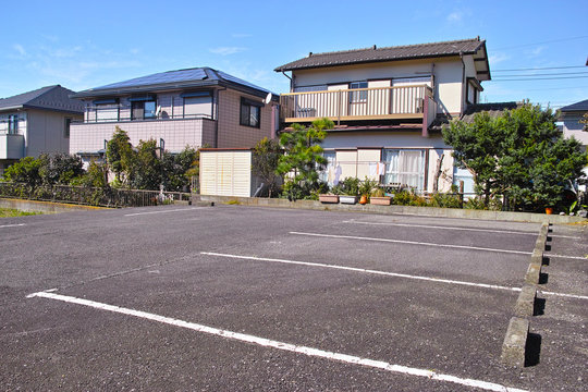 住宅街の中にある駐車場

