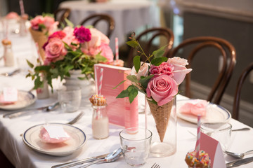 Pink flower design on the served restaurant table for Sunday girly brunch party