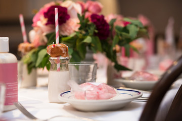 Pink flower design on the served restaurant table for Sunday girly brunch party