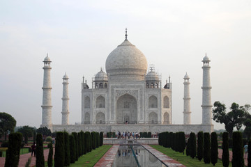 Fototapeta na wymiar The icon of India and the symbol of love, the majestic Taj Mahal in the morning