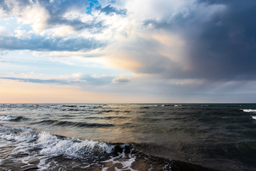 Naklejka premium Amazing beautiful sky over the sea