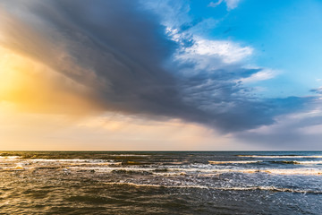 Obraz premium Amazing beautiful sky over the sea