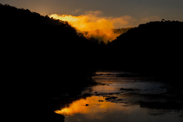 Nascer do Sol com névoa sobre o rio