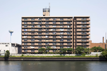 東京　豊洲　川沿いの建物