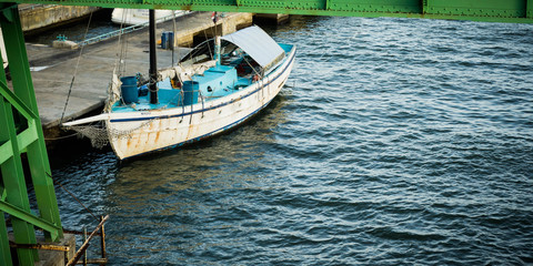 Fototapeta na wymiar The boat at the dock of La Romana ready for the excursion.