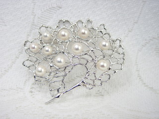 白鳥がモチーフの真珠ブローチ