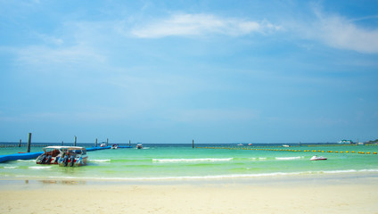 Fototapeta na wymiar Ta Waen beach of Koh Lan from Pattaya Chonburi Thailand