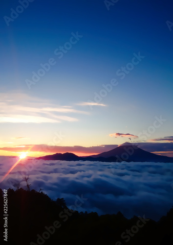 Fototapete 富士山を取り巻く雲海と朝日 Fototapeten K Yu Fototapete 富士山を取り巻く雲海と朝日 Fototapeten K Yu