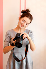 Fototapeta premium Portrait of young woman photographer smiling and holding her cam