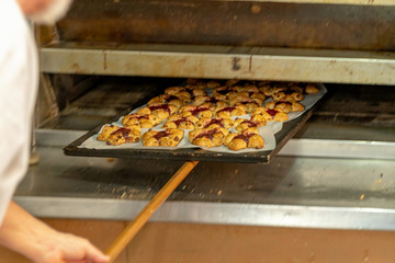 Reformationsbrötchen werden aus dem Ofen geholt