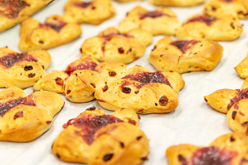 Reformationsbrötchen auf einem Kuchenblech