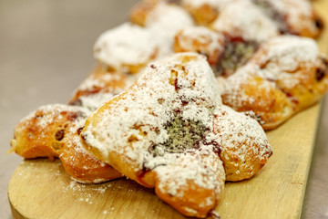 Reformationsbrötchen mit Puderzucker