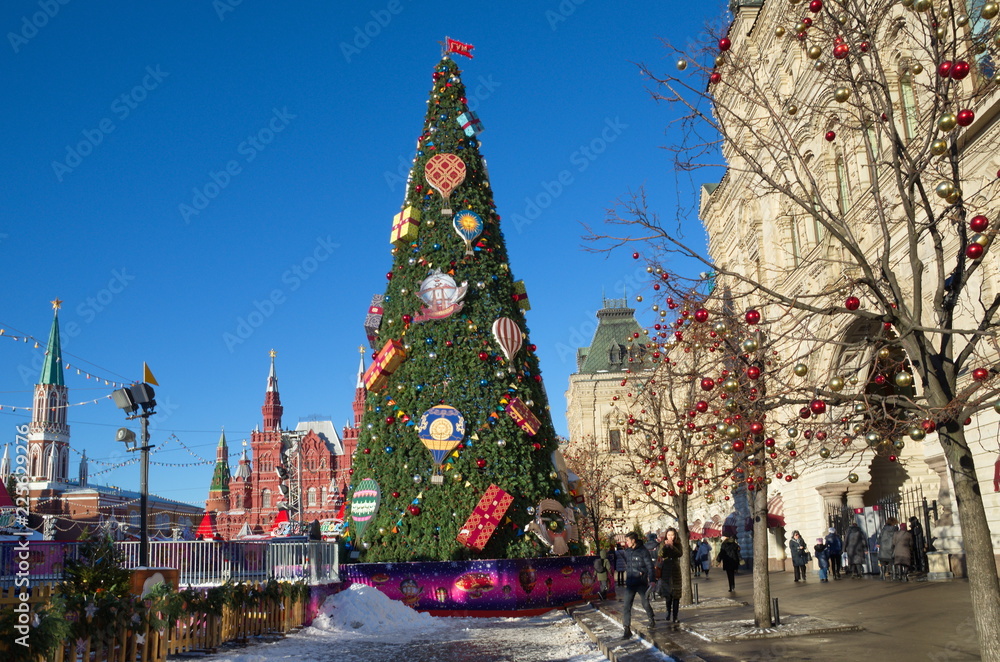 Wall mural moscow, russia - january 9, 2018: new year tree on red square near gum building