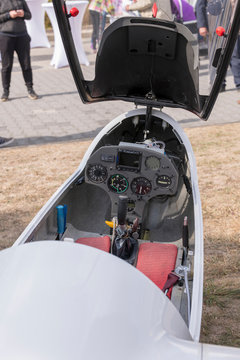 Blick ins Cockpit eines Segelflugzeuges