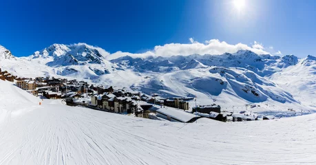 Schilderijen op glas Ski in winter season, view from ski run at Val Thorens and mountains  in sunny day in France. © Gorilla