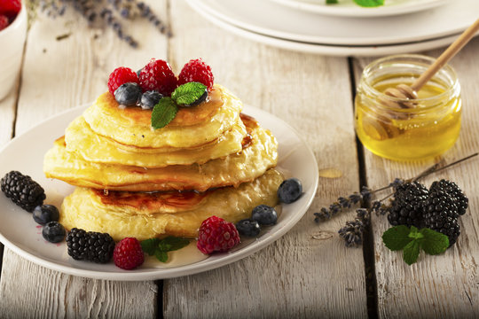 pancakes with berries