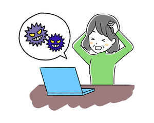 ノートパソコンとシニア女性