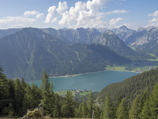 Die Brandenberger Alpen. Ansicht von Rofan auf den blauen Achensee, bärenkopf und Karwendelgebirge.